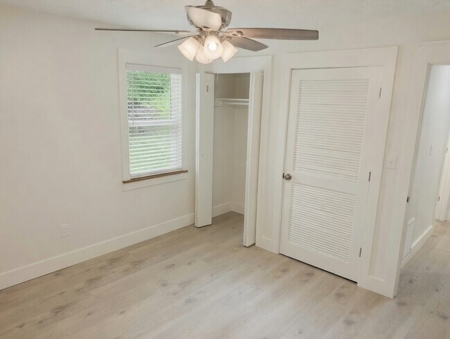 Building Photo - 1123 White Oak Dr
