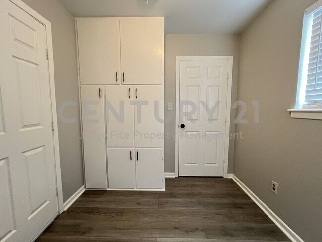 Building Photo - Beautifully Refreshed 3/2/2 in Fort Worth ...