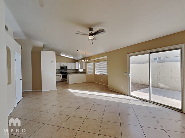 Building Photo - 8520 W Palm Ln