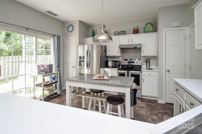 Building Photo - 2121 Kaybird Ln