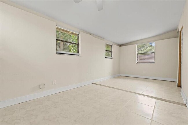 Building Photo - 1524 NW 18th Ct