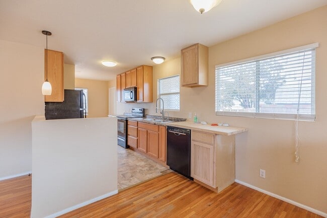 Building Photo - Bright & Inviting 3 Bed 1 Bath Home - Featuring Large Backyard!