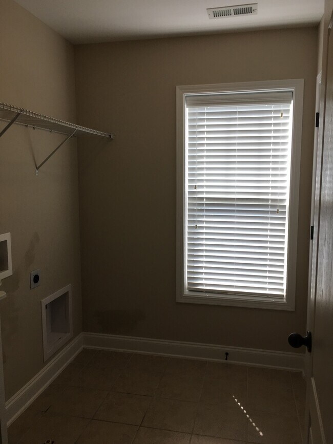 Building Photo - Fenced Back Yard, Screened Back Patio, Lexington Plantation!