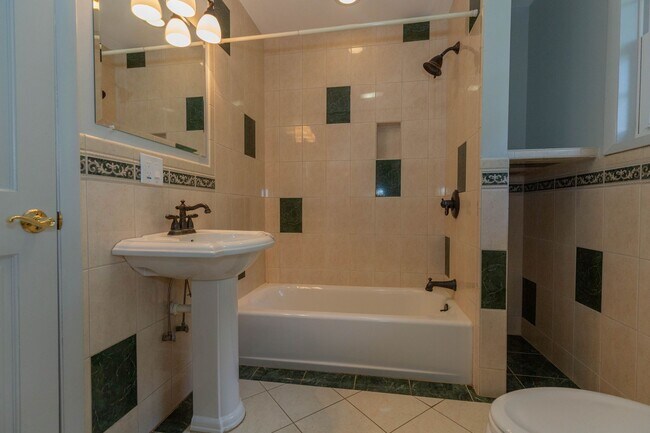 Building Photo - 4 Bed, 3, Bath Single Family Home in Ranson, WV