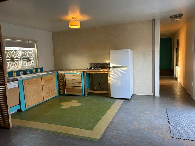 side apt kitchen - 2038 Kiva Rd