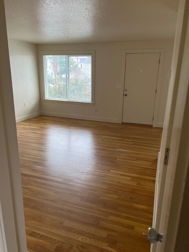 Building Photo - Spacious 2nd floor 2Bd Fireplace Hardwoods...