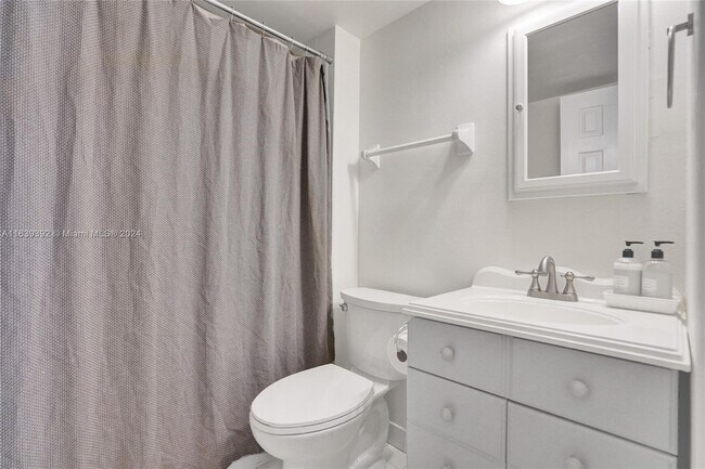 Building Photo - 119 Royal Park Dr