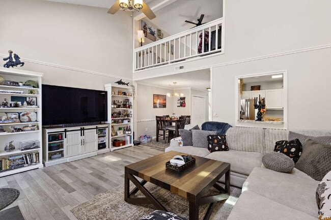 Building Photo - Golf course townhome in Glenwood
