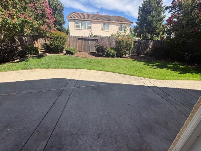 Building Photo - Vibrant 3 bed/2 bath home in West Sac