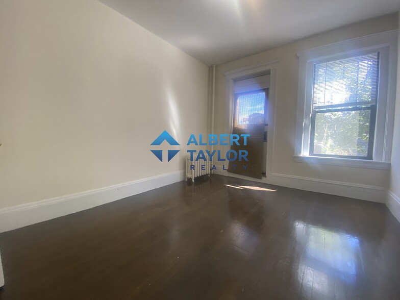 Building Photo - 460 Park Dr
