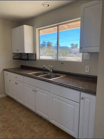 Building Photo - 74355 Cottonwood Dr