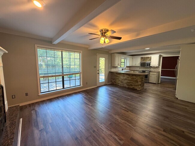 Building Photo - Discover this spacious 4-bedroom, 2.5-bathroom home in Russellville, AR