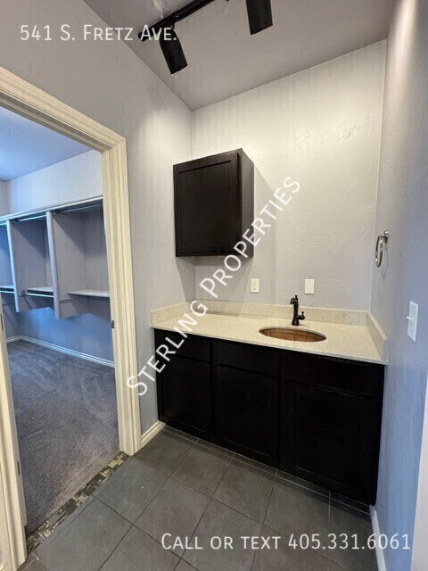 Building Photo - 541 S Fretz Ave
