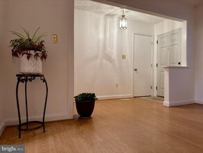 Building Photo - 905 W Poplar Rd