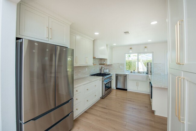 Building Photo - Remodeled South Huntington Beach Home
