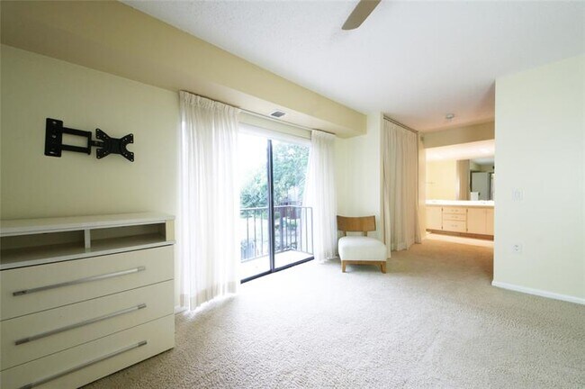 Building Photo - 1700 Embassy Dr