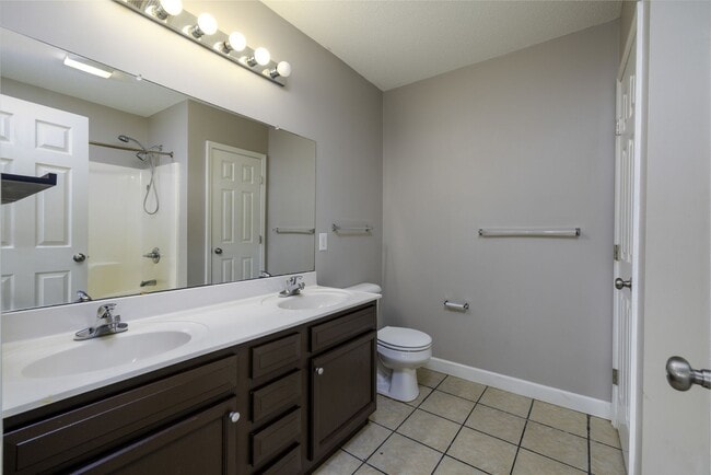 Building Photo - 3BR Home Near N. Marine Blvd with Fenced Backyard