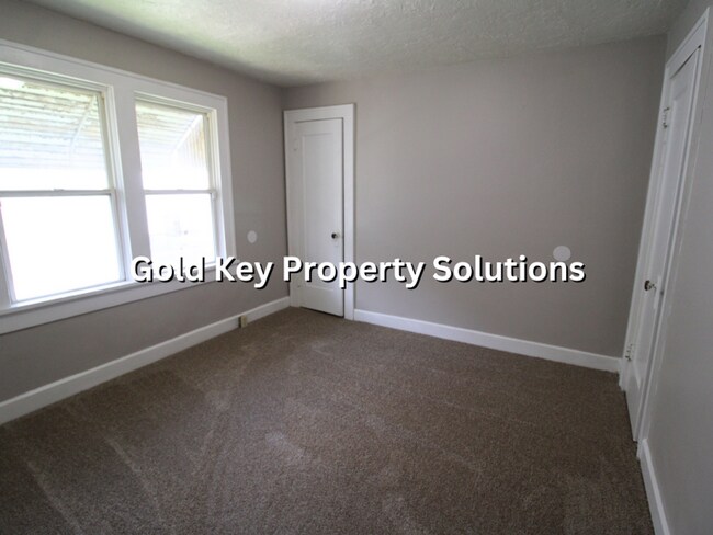 Building Photo - 3 BR 1 BA House with Central Air and Detached Garage (NO SECTION 8)