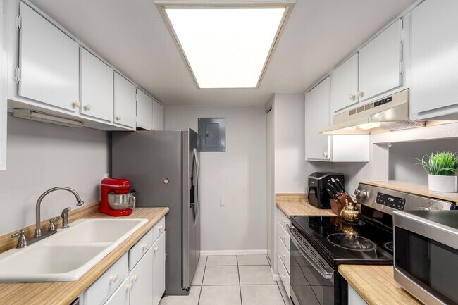 Building Photo - Beautiful 2 Bedroom Condo Across from Aurora Medical Center