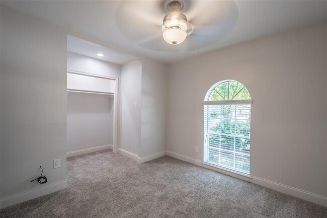 Building Photo - 3515 Lake Ridge Bend