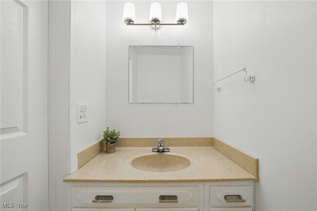 Building Photo - 33115 Ledge Hill Dr