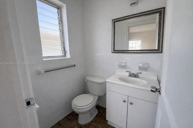 Building Photo - 945 Bay Dr