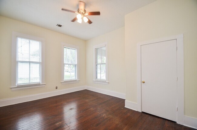 Building Photo - 1707 Sabine St