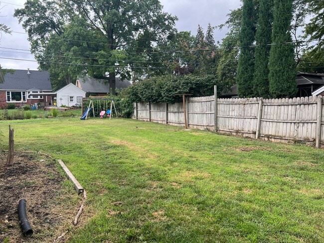 Building Photo - Huge Garage, Fenced Backyard, Laundry