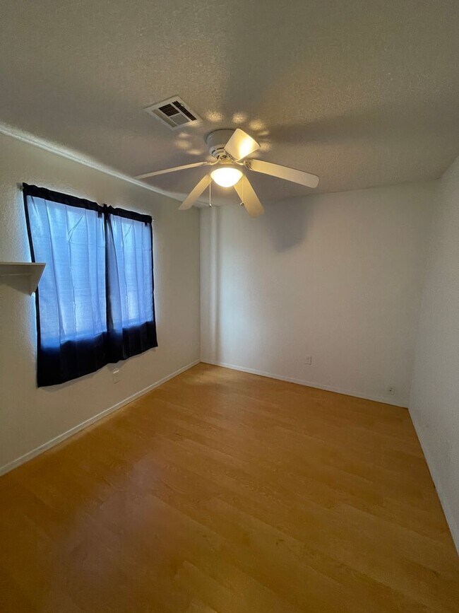 Building Photo - 3 BEDROOM HOME ON HUGE LOT WITH SOLAR  INCLUDED!