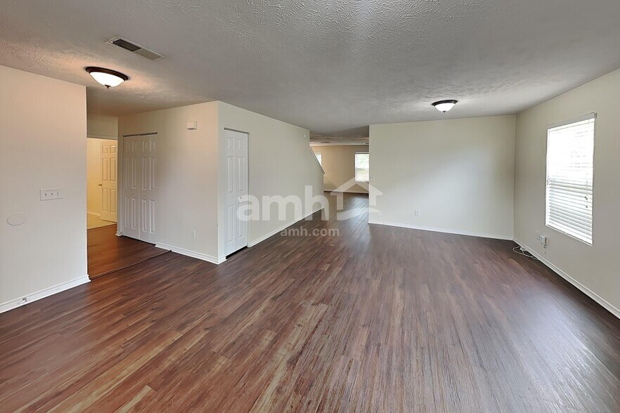 Building Photo - 2651 Sutherland Dr