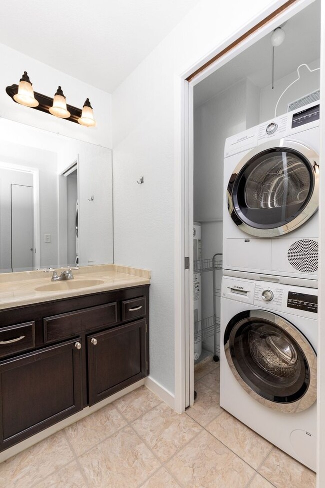 Building Photo - Top Floor 2 BD 2 BA Redmond Condo with Vau...