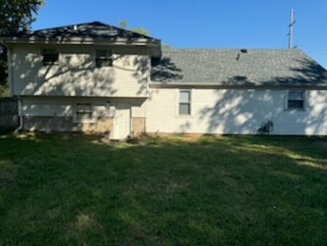 Building Photo - Lovely 3 Bedroom Tri-Level Home with Garage!