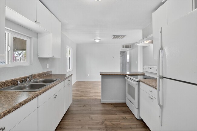 Building Photo - 1410 S 24th Ave