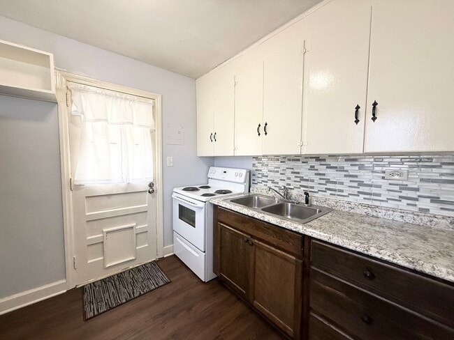 Building Photo - Charming 2 Bedroom Home With Spacious Yard!