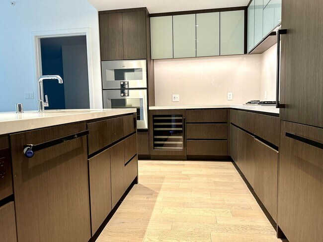 Building Photo - 1Bd/1.5Ba Bellevue Condo