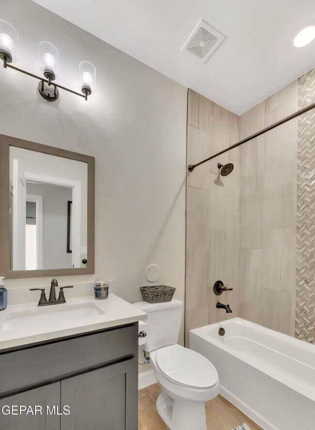 Building Photo - 13841 Paseo De La Luna Ave