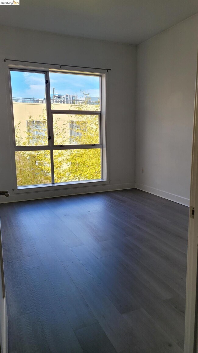 Building Photo - 585 9th St