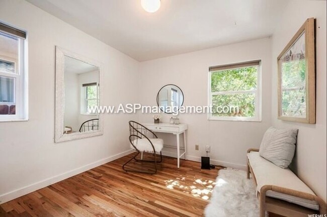 Building Photo - Harvard/Yale 3 bed 2 bath Brick home