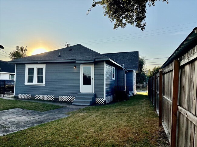 Building Photo - 106 N Eastwood St