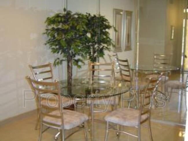 Building Photo - 9708 E Vía Linda