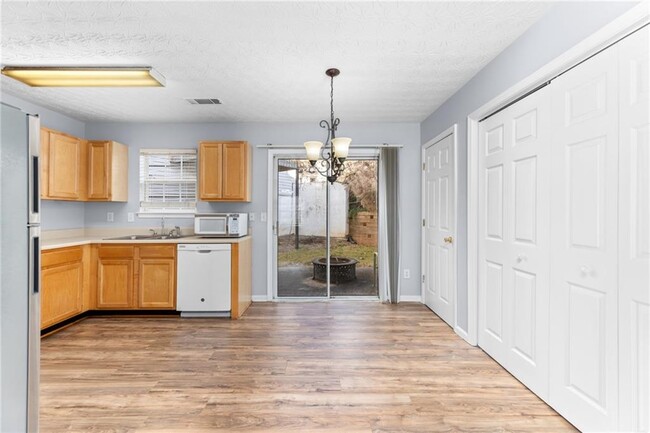 Building Photo - 400 Spring Head Dr SE