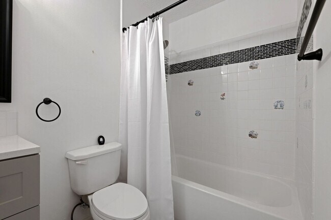 Building Photo - Charming 1BR Condo in Palm Bay