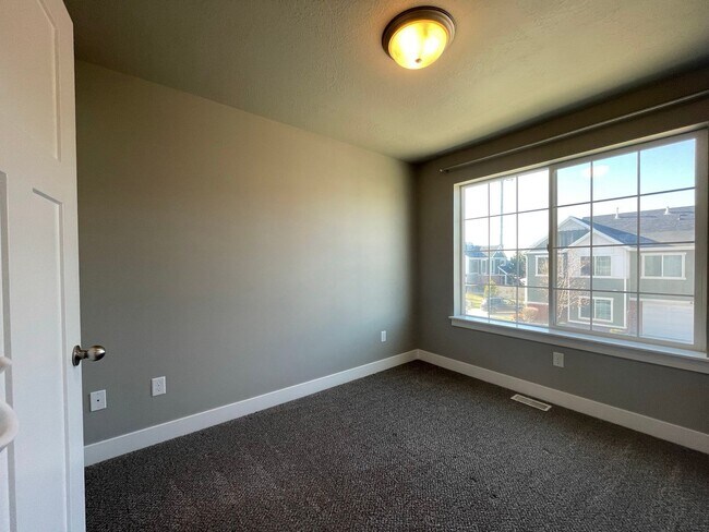 Building Photo - Move-In Ready Home in the Heart of Sandy