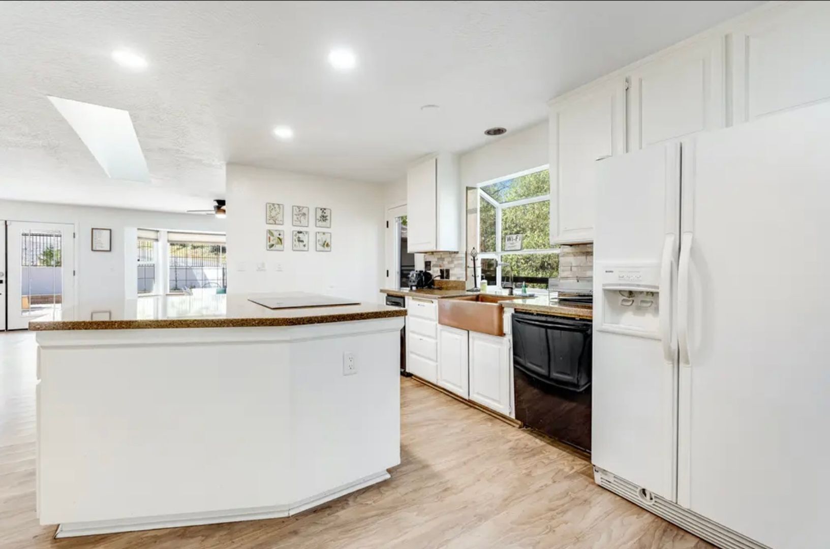 Building Photo - 19926 Pine Mountain Dr