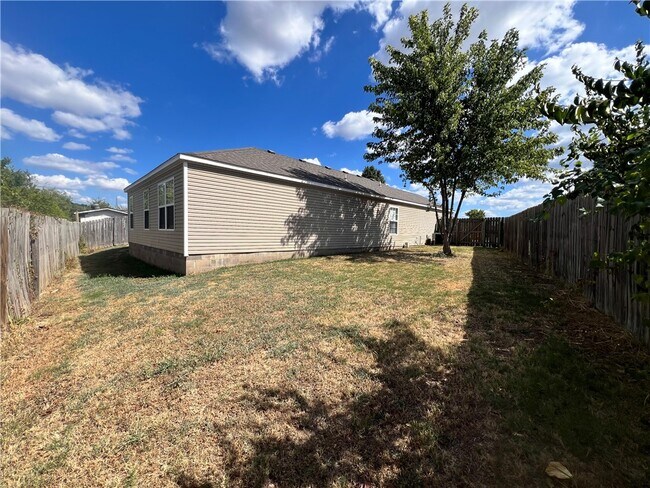 Building Photo - 555 Cascade Cir