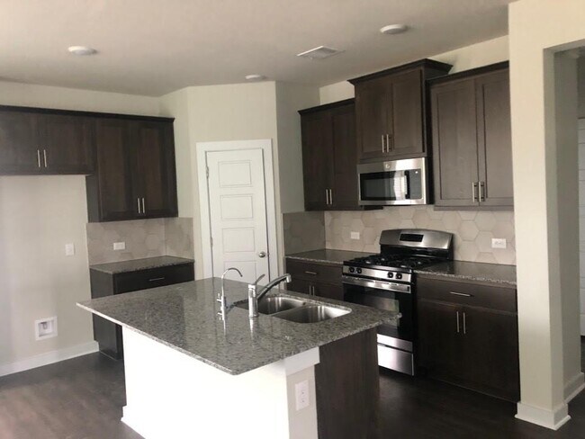 Building Photo - 609 Paddock Ln