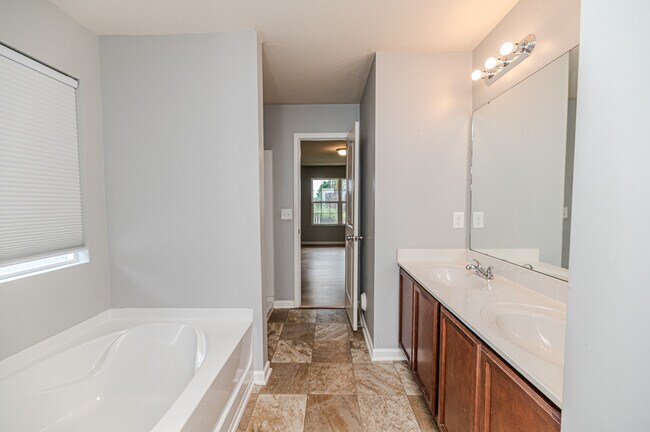 Building Photo - 2441 Westgate Dr