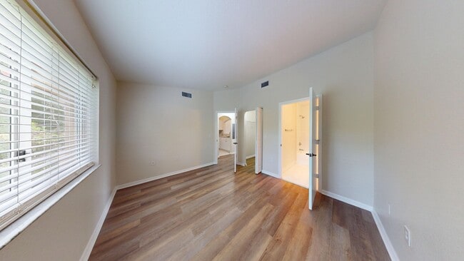 Building Photo - 2BD/2BA Condo in Briar Bay!