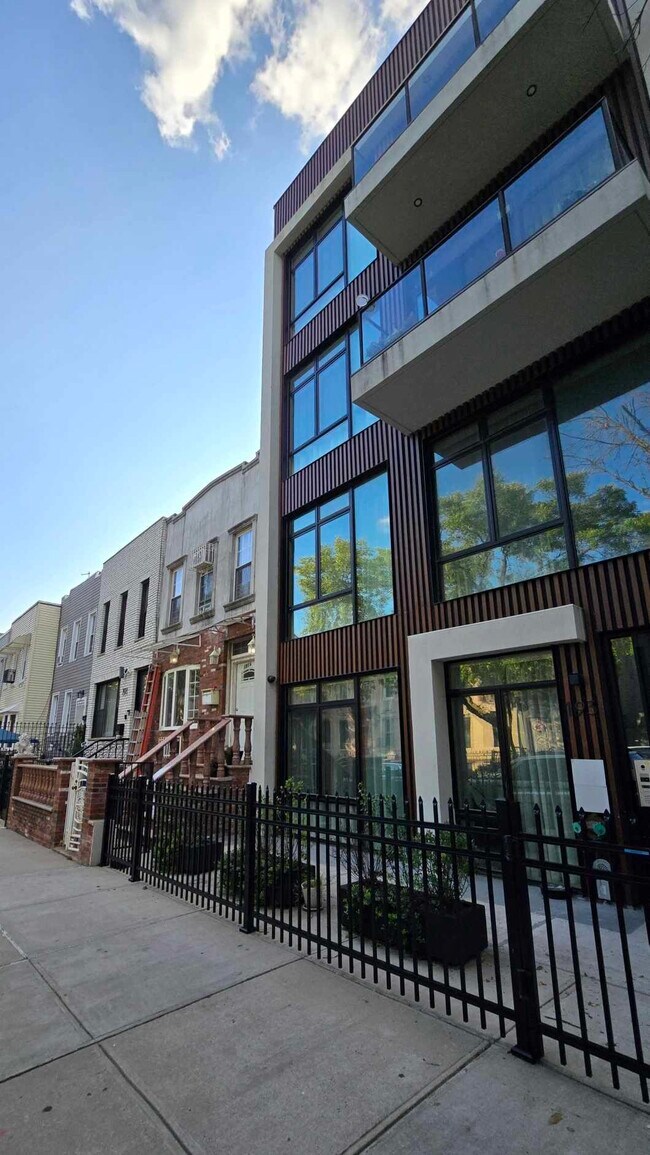 Building Photo - 191 Moffat St