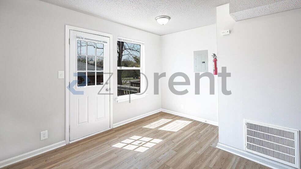 Building Photo - Unit APT E